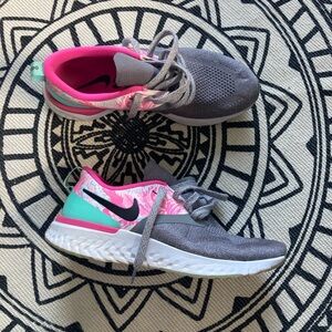 Size 8 ladies NIKE running shoes